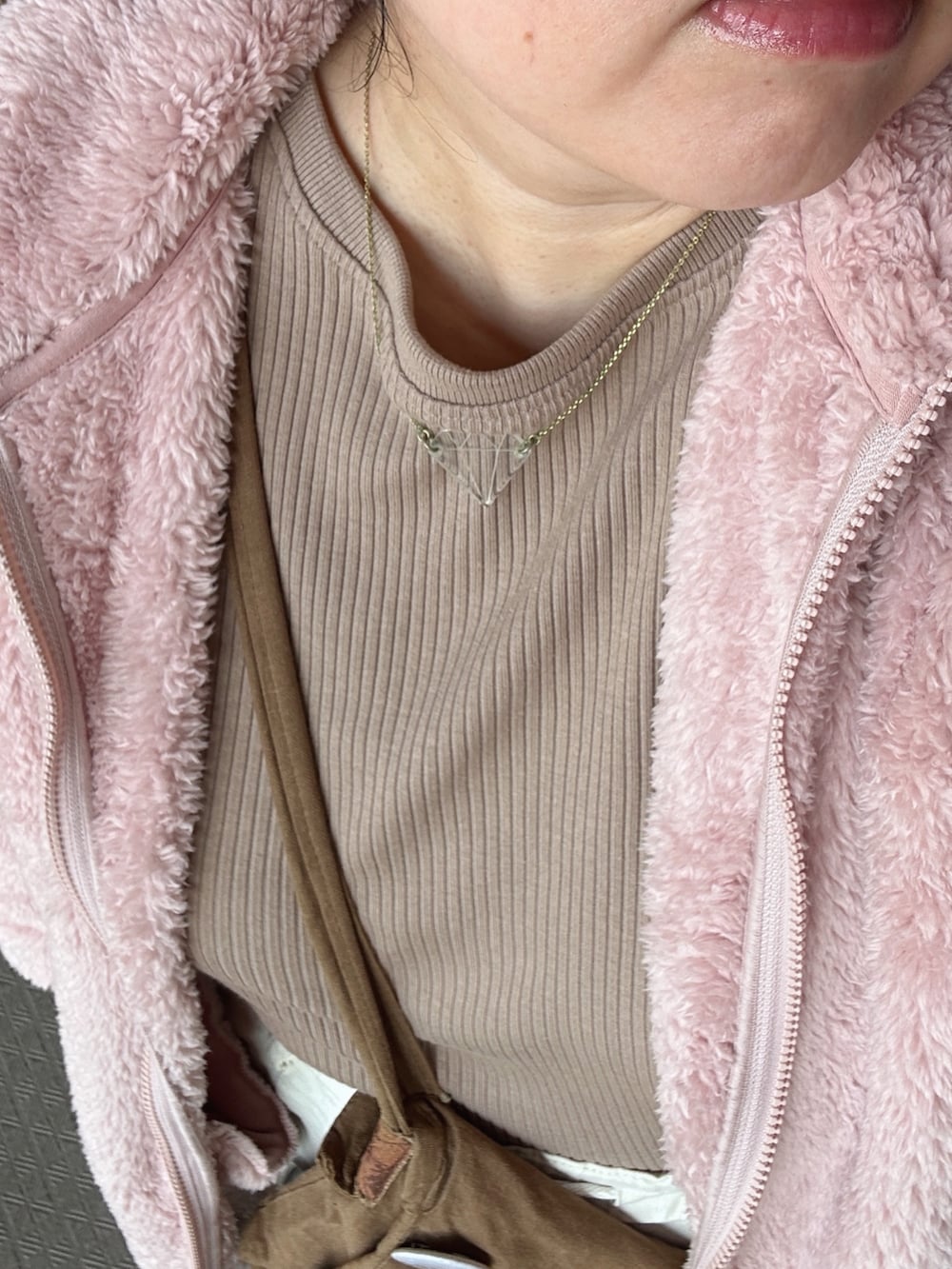 ピンク系のその他アウター、グリーン系のショルダーバッグ、ホワイト系のパンツを着用したレディースの冬コーディネートの3枚目の写真