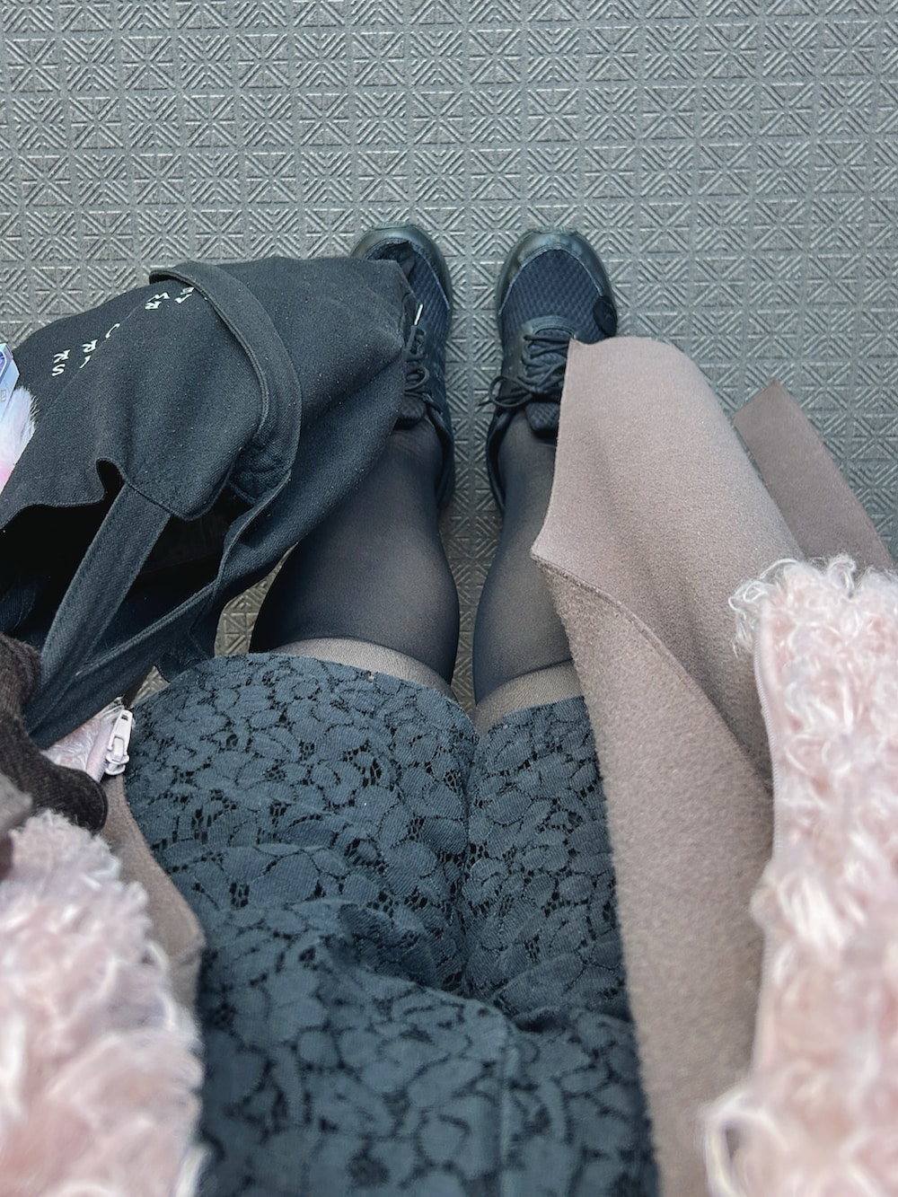 ピンク系のその他アウター、ブラウン系のジャケット/アウター、ホワイト系のニット/セーターを着用したレディースの冬コーディネートの4枚目の写真