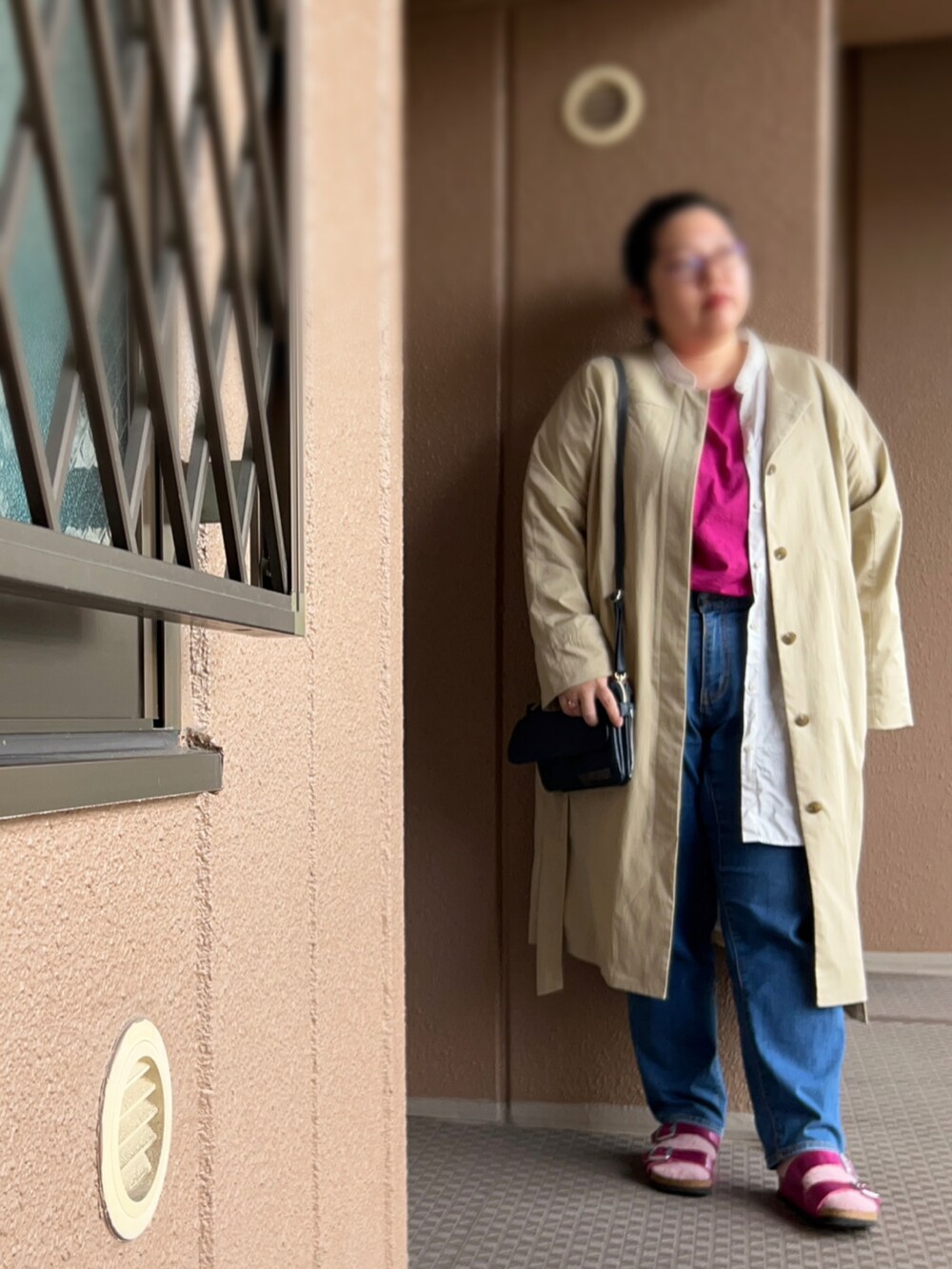 ピンク系のTシャツ/カットソー、ベージュ系のその他アウター、ベージュ系のジャケット/アウターを着用したレディースの秋コーディネートの3枚目の写真