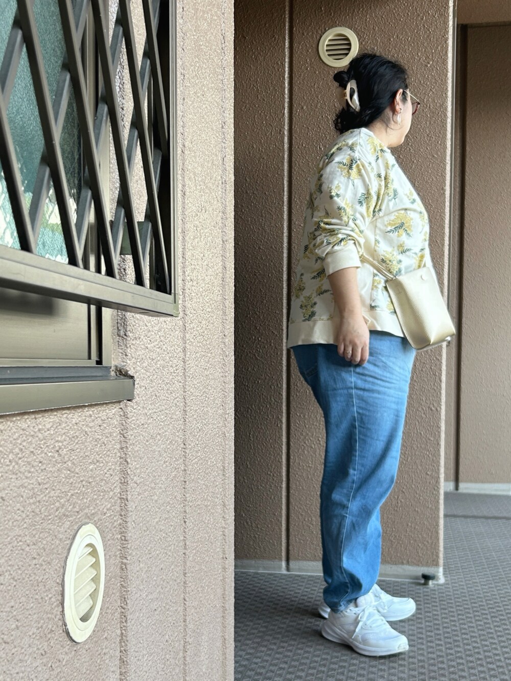 イエロー系のスウェット、その他のパンツ、ホワイト系のスニーカーを着用したレディースの秋コーディネートの2枚目の写真