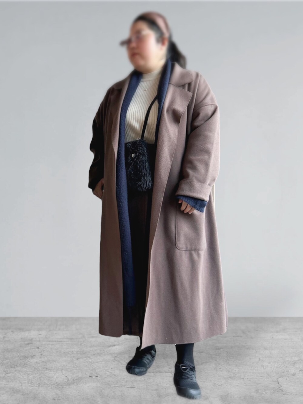 ブラウン系のスカート、ベージュ系のニット/セーター、ブルー系のカーディガン/ボレロを着用したレディースの冬コーディネートの2枚目の写真