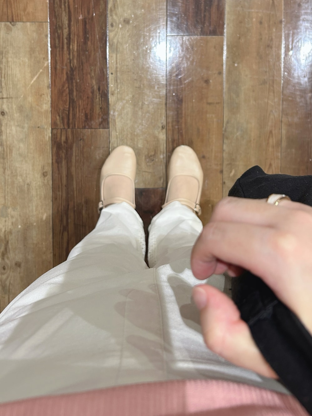 ピンク系のTシャツ/カットソー、ホワイト系のパンツ、ベージュ系のバレエシューズを着用したレディースの秋コーディネートの3枚目の写真