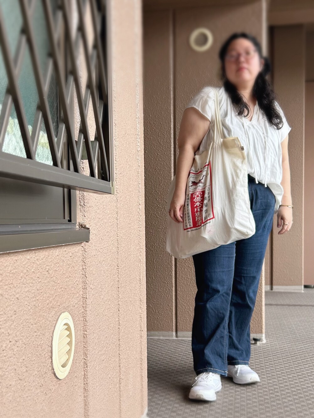 ホワイト系のシャツ/ブラウス、ブルー系のデニムパンツ、ホワイト系のスニーカーを着用したレディースの夏コーディネートの2枚目の写真