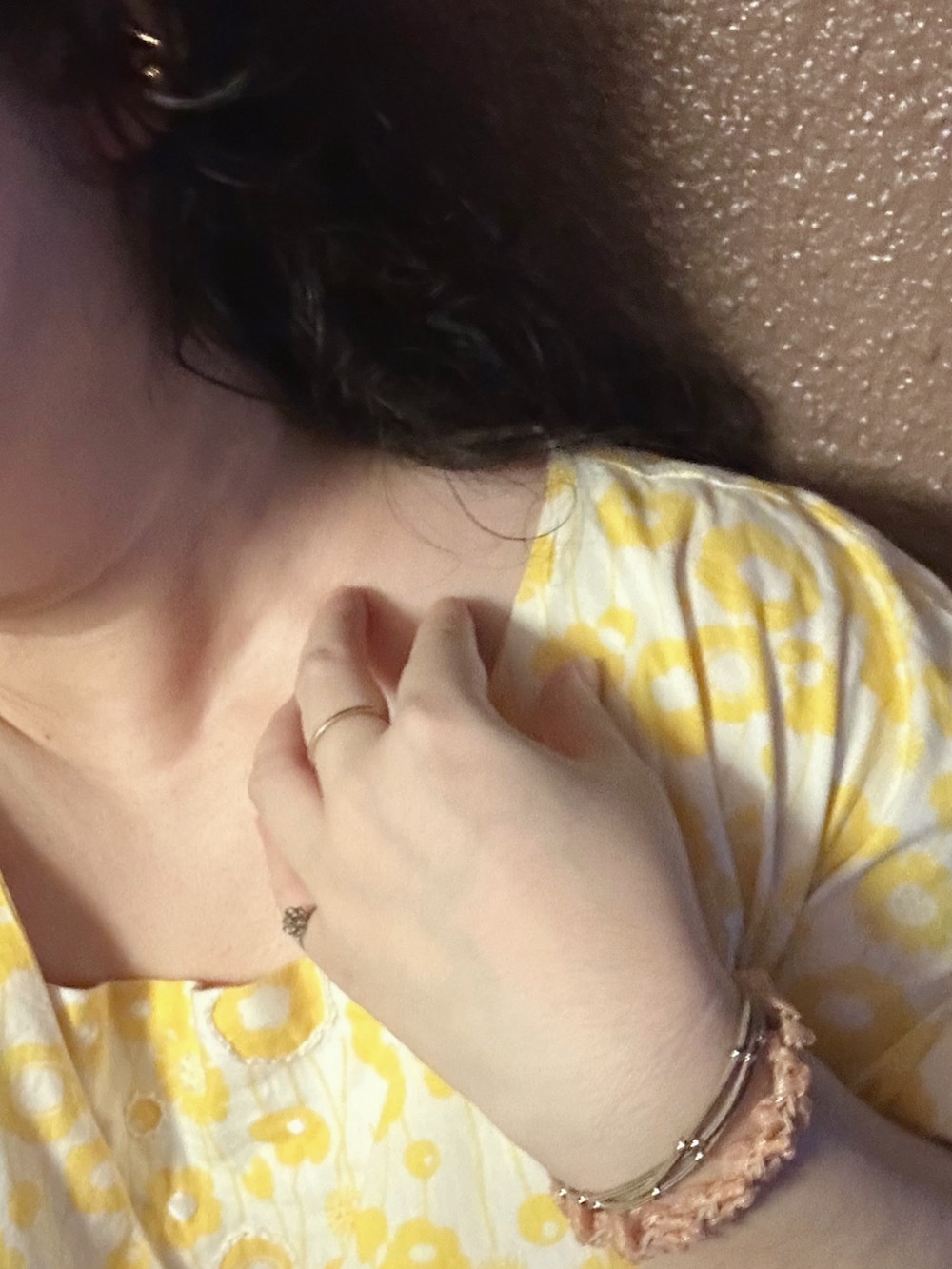 イエロー系のワンピース、ベージュ系のトートバッグ、ベージュ系のバレエシューズを着用したレディースの夏コーディネートの3枚目の写真