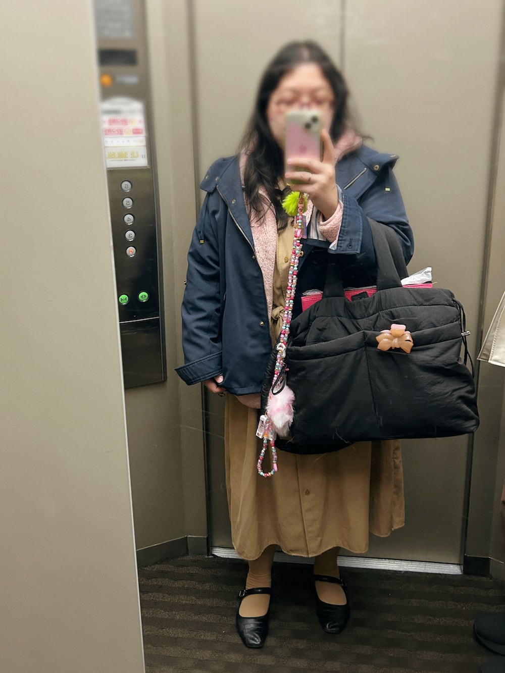 ピンク系のその他アウター、ブルー系のマウンテンパーカー、ベージュ系のシャツワンピースを着用したレディースの冬コーディネートの2枚目の写真