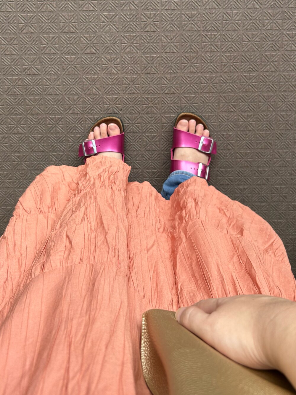 オレンジ系のワンピース、ゴールド系のショルダーバッグ、その他のパンツを着用したレディースの夏コーディネートの3枚目の写真