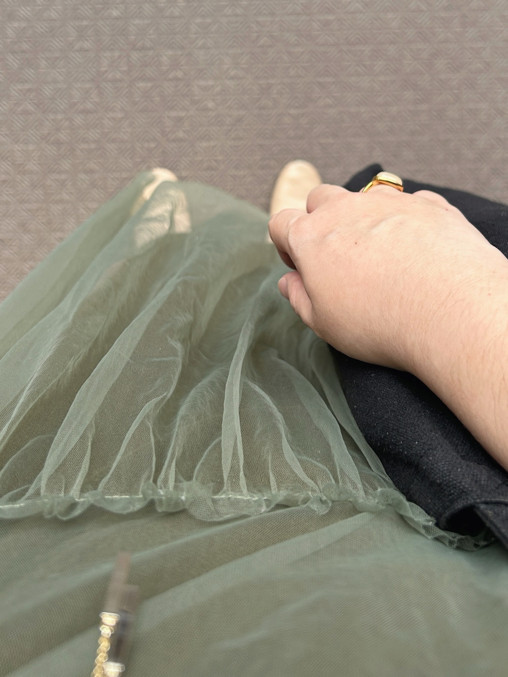 グリーン系のワンピース、ベージュ系のバレエシューズ、ブラック系のトートバッグを着用したレディースの秋コーディネートの3枚目の写真