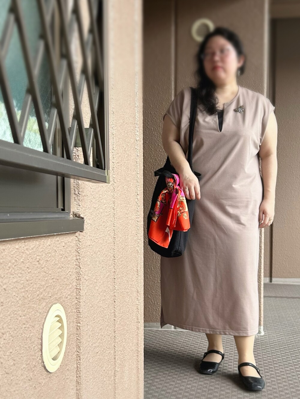 ベージュ系のワンピース、ブラック系のトートバッグ、ブラック系のワンピースを着用したレディースの夏コーディネートの2枚目の写真