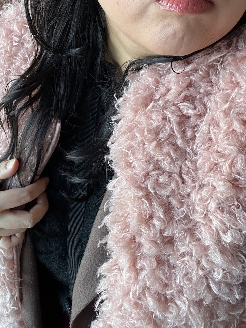 ピンク系のその他アウター、ブラック系のニット/セーター、ブラウン系のジャケット/アウターを着用したレディースの冬コーディネートの2枚目の写真