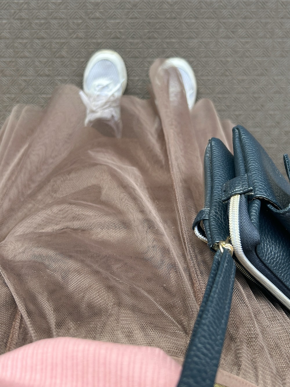 ブラウン系のスカート、ピンク系のTシャツ/カットソー、ブルー系のショルダーバッグを着用したレディースの秋コーディネートの2枚目の写真