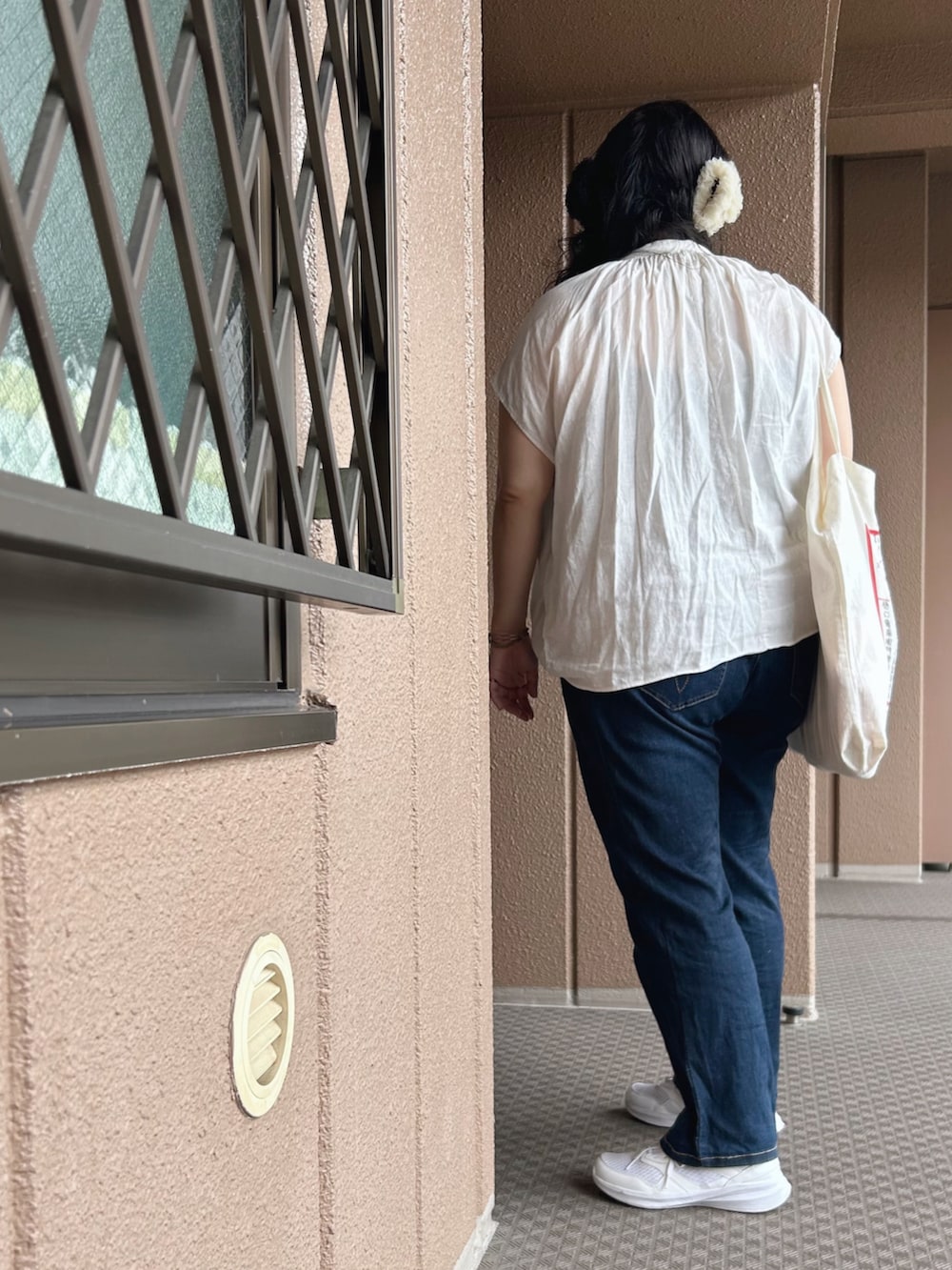 ホワイト系のシャツ/ブラウス、ブルー系のデニムパンツ、ホワイト系のスニーカーを着用したレディースの夏コーディネートの3枚目の写真