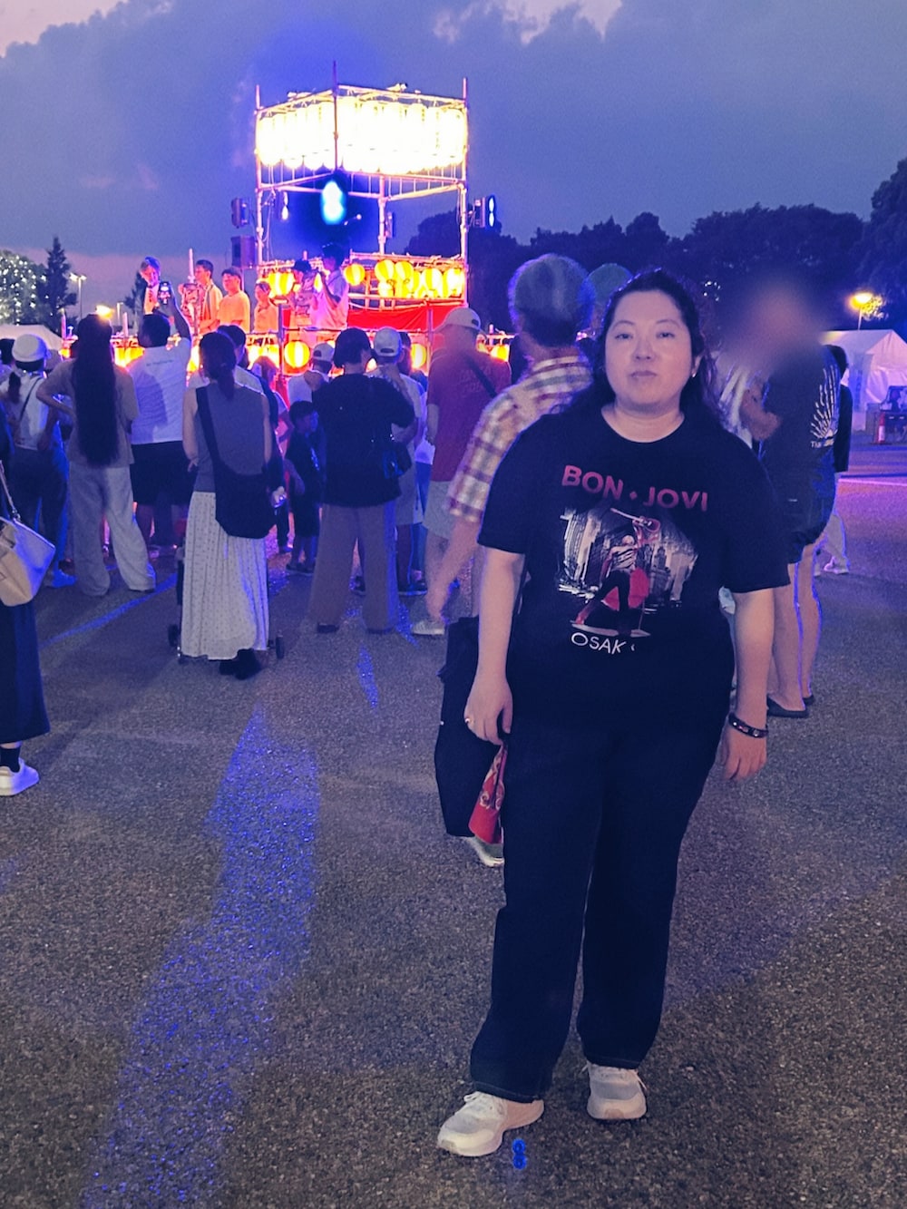 ブラック系のTシャツ/カットソー、ブルー系のデニムパンツ、ホワイト系のスニーカーを着用したレディースの秋コーディネートの2枚目の写真