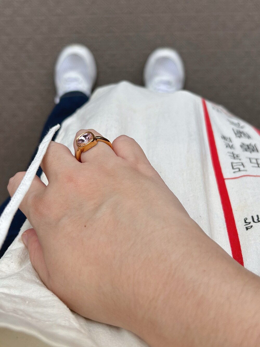 ホワイト系のシャツ/ブラウス、ブルー系のデニムパンツ、ホワイト系のスニーカーを着用したレディースの夏コーディネートの4枚目の写真