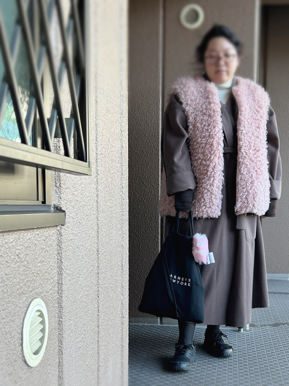 ピンク系のその他アウター、ブラウン系のジャケット/アウター、ホワイト系のニット/セーターを着用したレディースの冬コーディネートの3枚目の写真