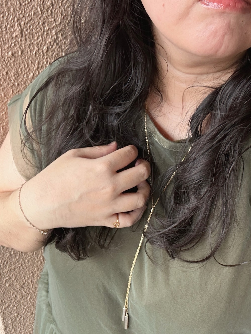 グリーン系のワンピース、ベージュ系のバレエシューズ、ブラック系のトートバッグを着用したレディースの秋コーディネートの4枚目の写真