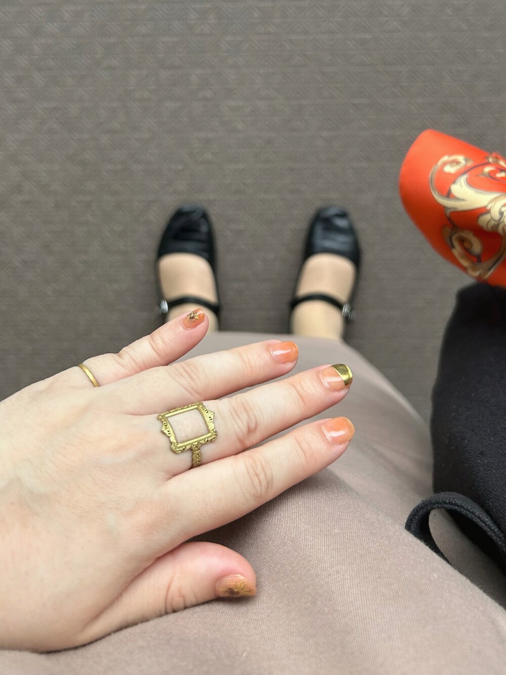 ベージュ系のワンピース、ブラック系のトートバッグ、ブラック系のワンピースを着用したレディースの夏コーディネートの4枚目の写真