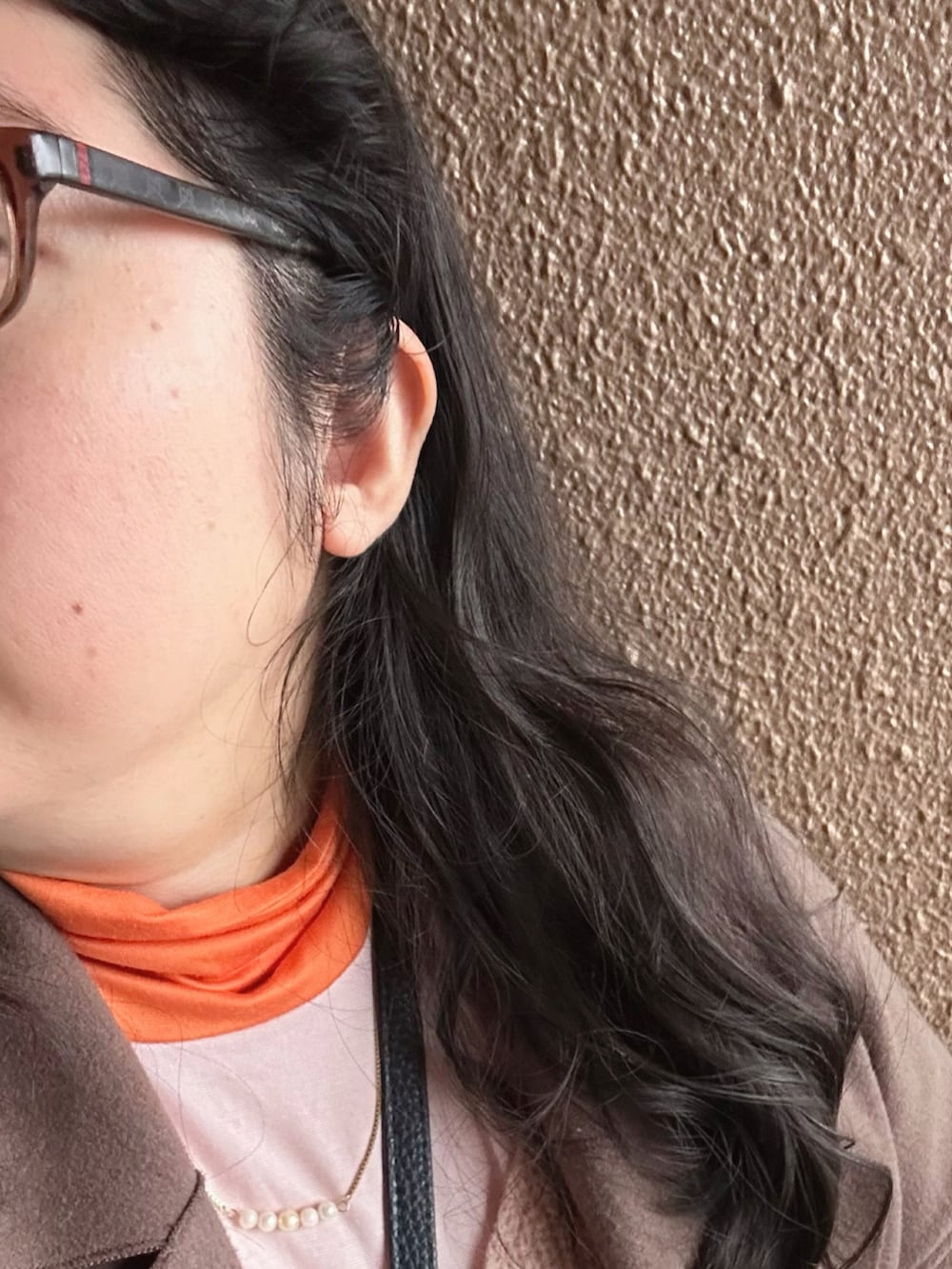 ピンク系のニット/セーター、ブラウン系のジャケット/アウター、その他のその他トップスを着用したレディースの春コーディネートの3枚目の写真