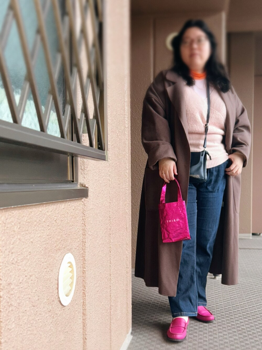 ピンク系のニット/セーター、ブラウン系のジャケット/アウター、その他のその他トップスを着用したレディースの春コーディネートの2枚目の写真