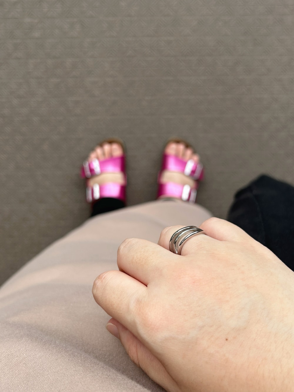 ベージュ系のワンピース、ブラック系のトートバッグ、ピンク系のサンダルを着用したレディースの秋コーディネートの2枚目の写真