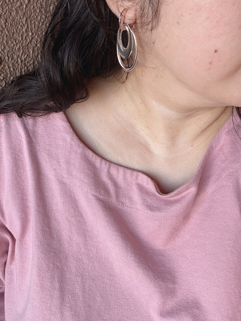 ピンク系のTシャツ/カットソー、ブラック系のその他パンツ、ブラック系のトートバッグを着用したレディースの夏コーディネートの3枚目の写真