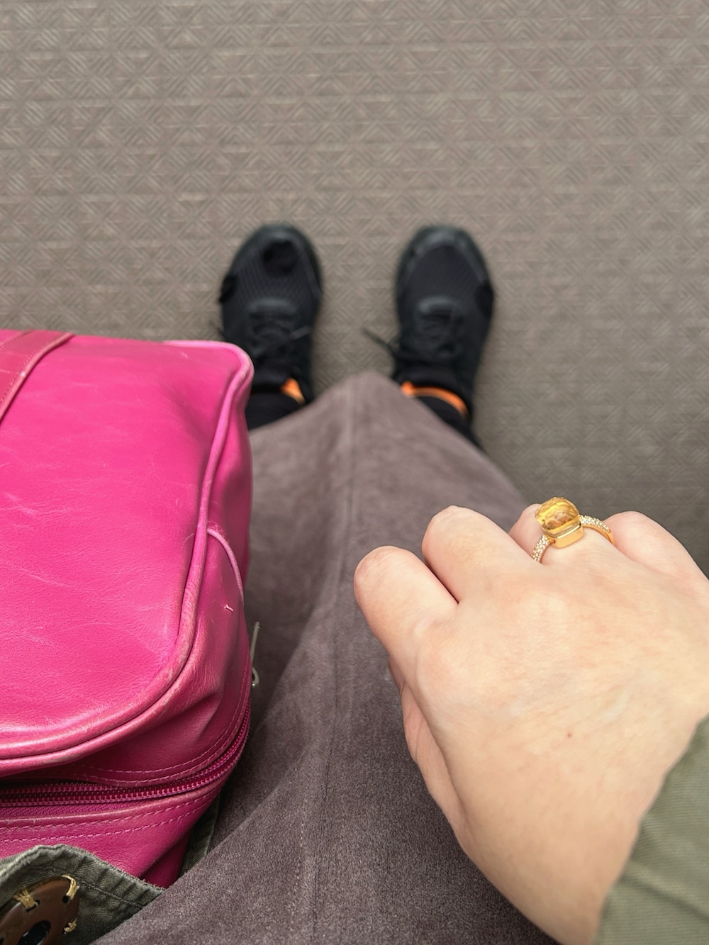 ピンク系のボストンバッグ、ブラウン系のスカート、ホワイト系のニット/セーターを着用したレディースの冬コーディネートの3枚目の写真