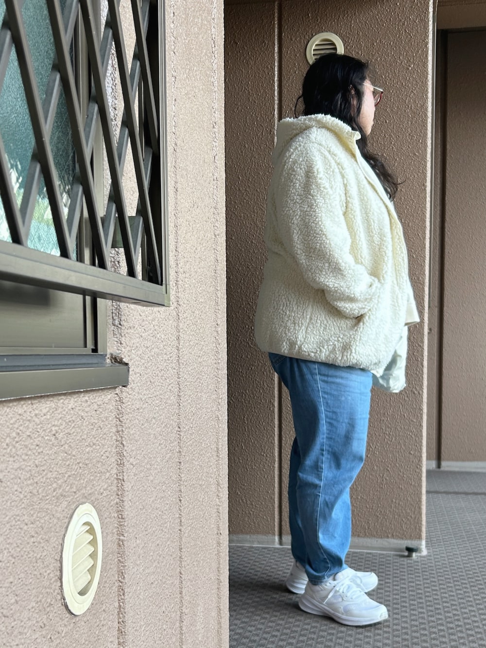 イエロー系のスウェット、その他のパンツ、ホワイト系のスニーカーを着用したレディースの秋コーディネートの5枚目の写真