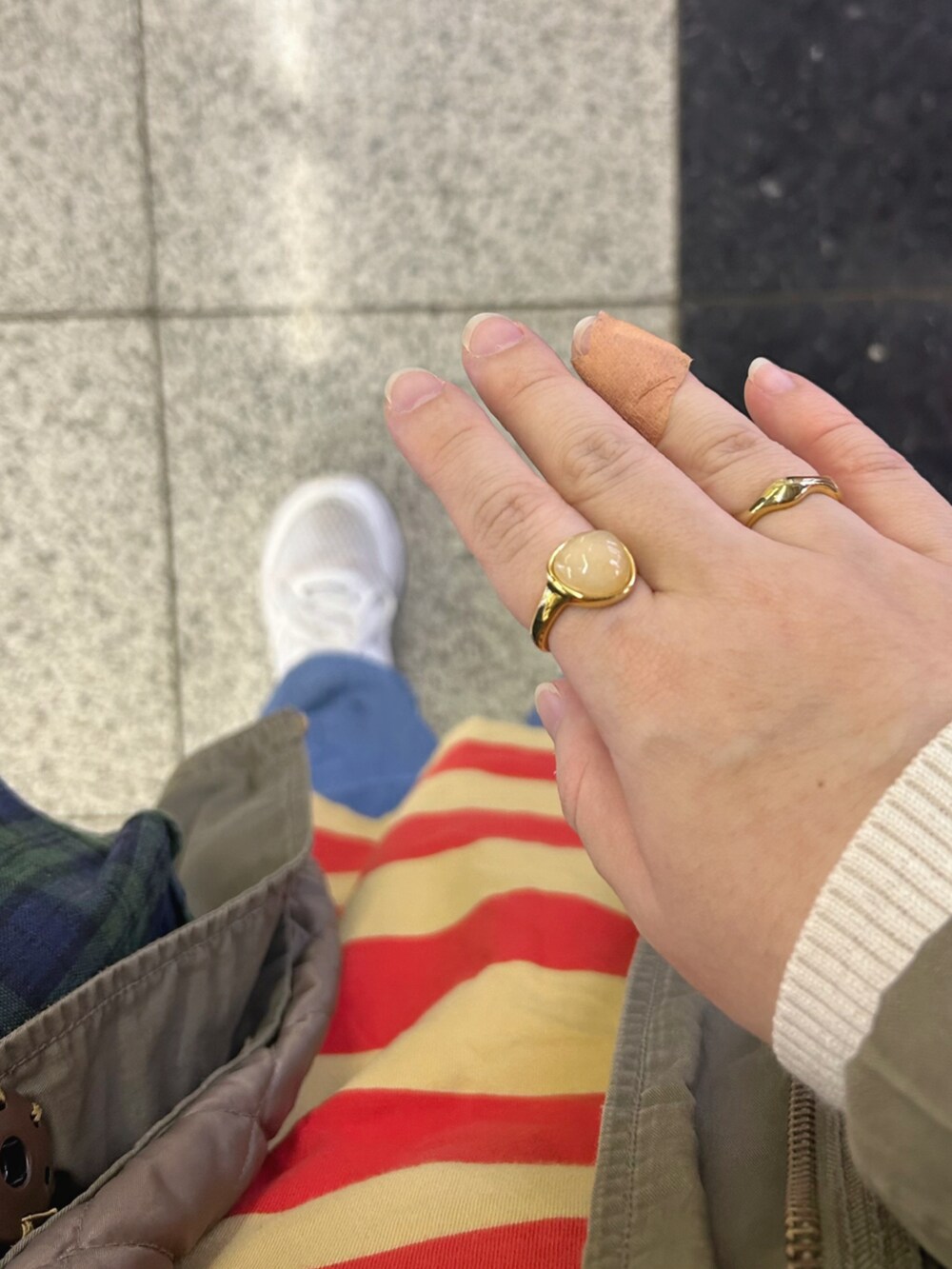 グリーン系のトートバッグ、その他のワンピース、グリーン系のモッズコートを着用したレディースの冬コーディネートの2枚目の写真