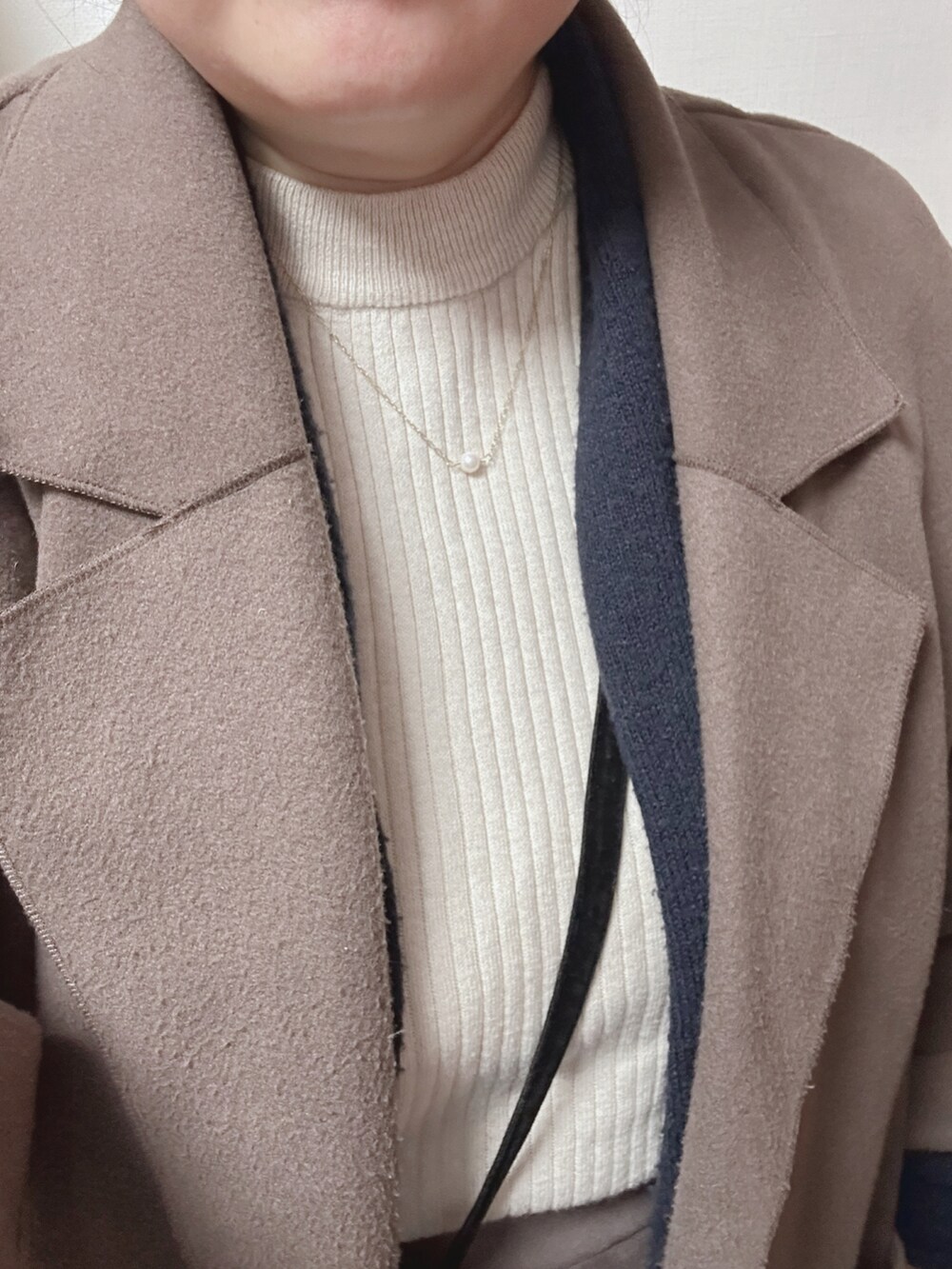 ブラウン系のスカート、ベージュ系のニット/セーター、ブルー系のカーディガン/ボレロを着用したレディースの冬コーディネートの3枚目の写真