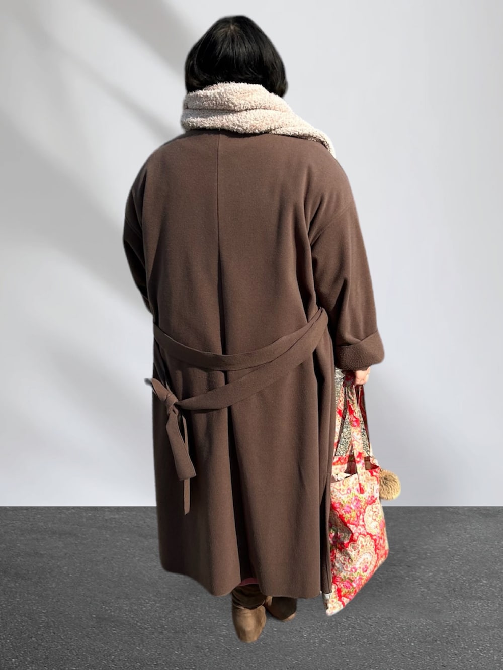 ピンク系のワンピース、ブラウン系のジャケット/アウター、ピンク系のニット/セーターを着用したレディースの冬コーディネートの3枚目の写真