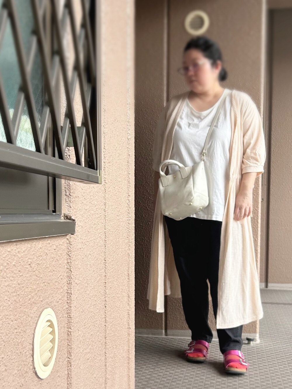 ベージュ系のカーディガン/ボレロ、ホワイト系のトップス、ホワイト系のトートバッグを着用したレディースの夏コーディネートの2枚目の写真