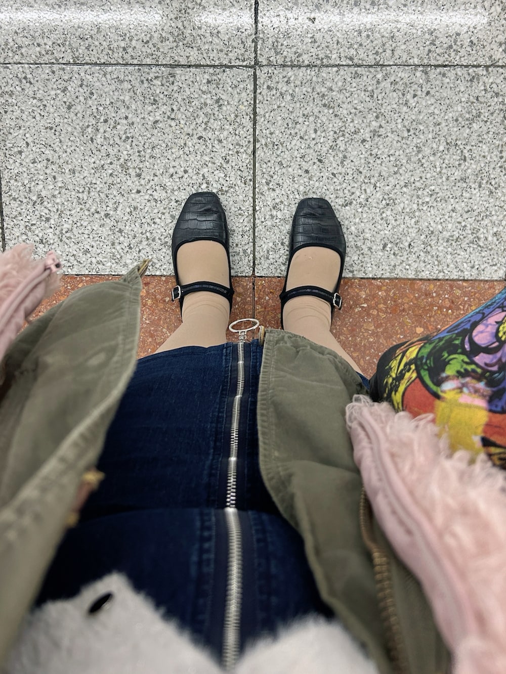 ブラック系のバレエシューズ、ホワイト系のカーディガン/ボレロ、ピンク系のその他アウターを着用したレディースの冬コーディネートの4枚目の写真