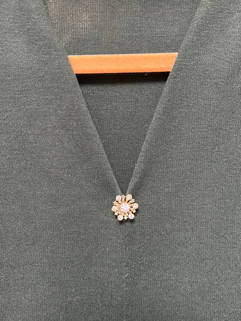 グリーン系のワンピース、グレー系のムートンコート、ブラック系のスニーカーを着用したレディースの春コーディネートの2枚目の写真