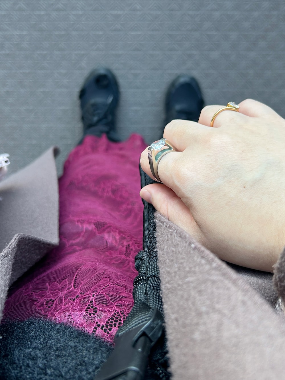 ピンク系のその他アウター、ブラック系のニット/セーター、ブラウン系のジャケット/アウターを着用したレディースの冬コーディネートの3枚目の写真