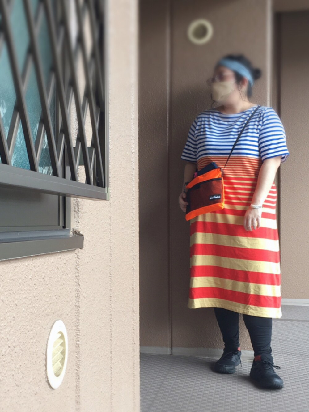 その他のワンピース、オレンジ系のショルダーバッグ、ブラック系のスニーカーを着用したレディースの秋コーディネートの2枚目の写真