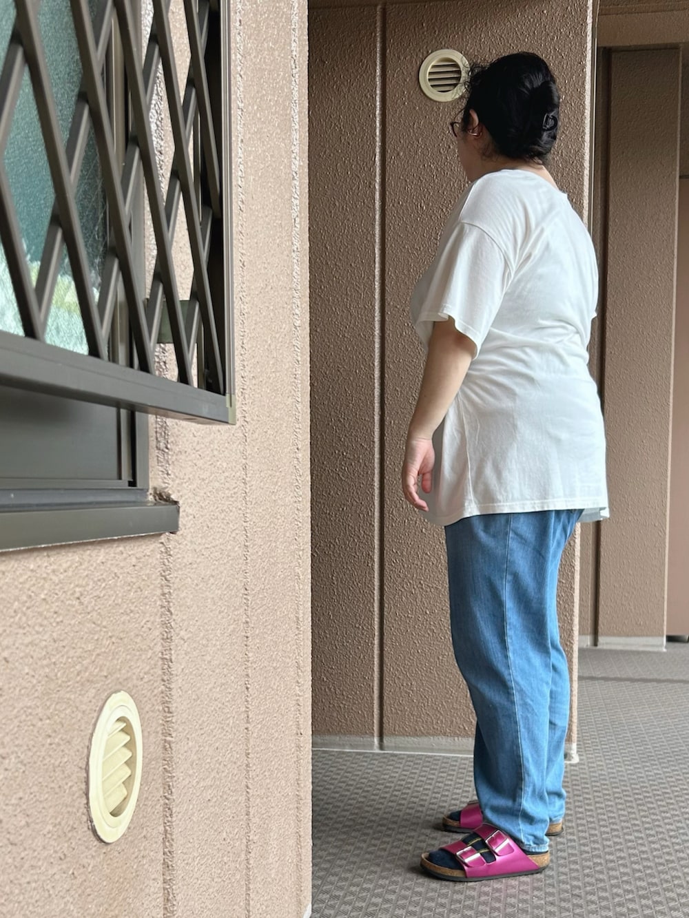 ホワイト系のTシャツ/カットソー、その他のパンツ、ピンク系のサンダルを着用したレディースの夏コーディネートの2枚目の写真