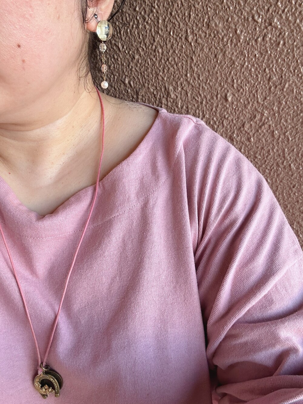 ピンク系のTシャツ/カットソー、ブラウン系のその他パンツ、ベージュ系のエコバッグ/サブバッグを着用したレディースの夏コーディネートの4枚目の写真