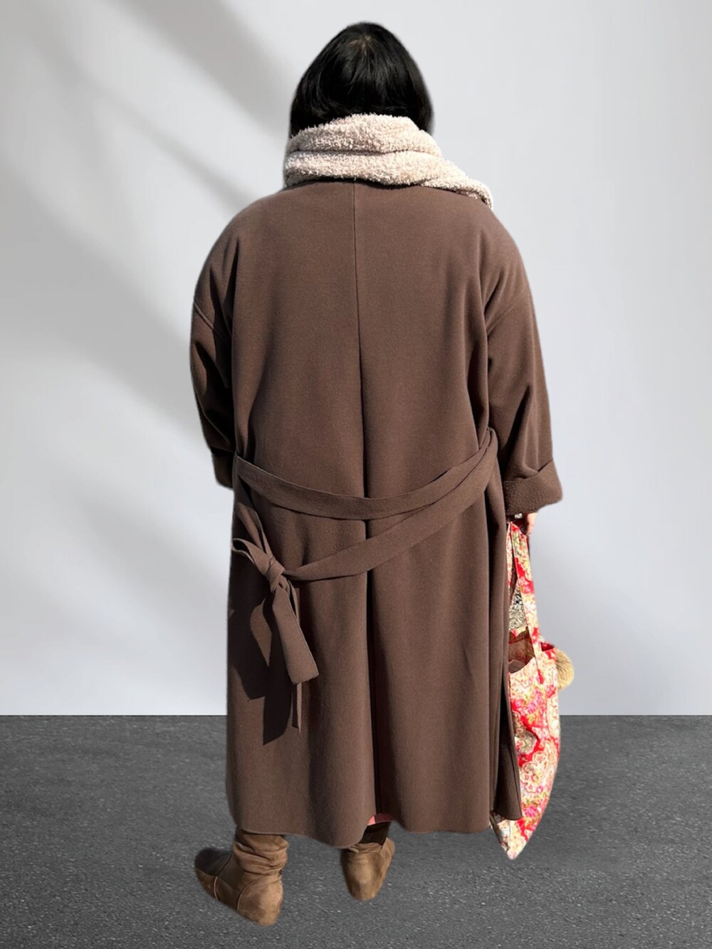 ピンク系のワンピース、ブラウン系のジャケット/アウター、ピンク系のニット/セーターを着用したレディースの冬コーディネートの4枚目の写真