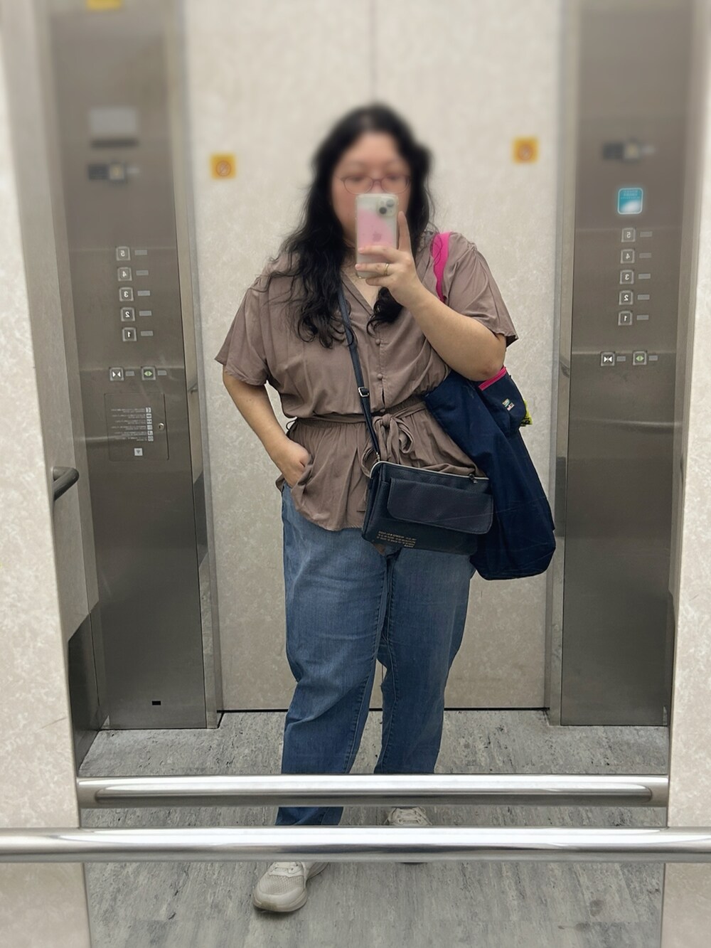 その他のシャツ/ブラウス、その他のパンツ、ホワイト系のスニーカーを着用したレディースの秋コーディネートの2枚目の写真