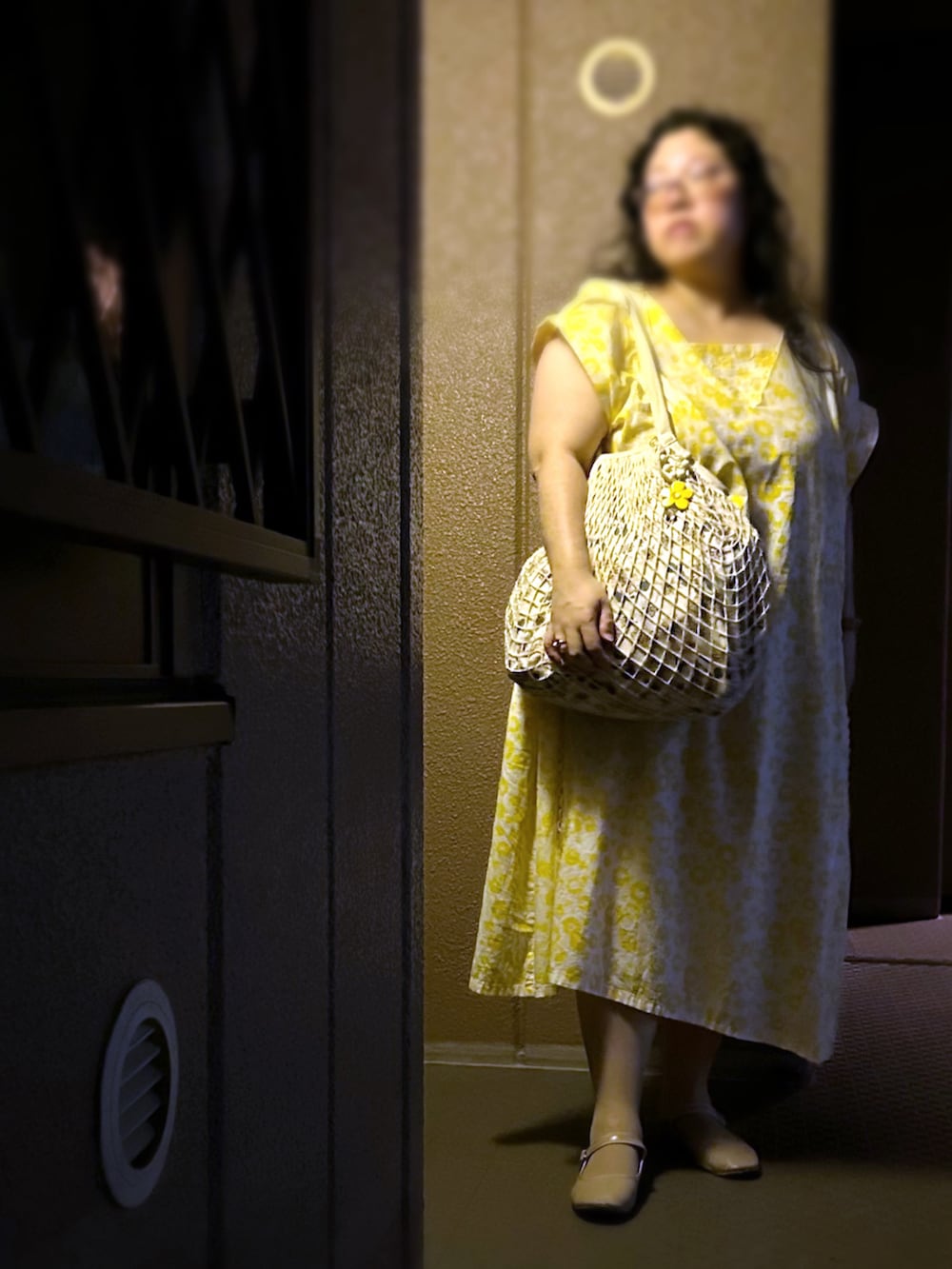 イエロー系のワンピース、ベージュ系のトートバッグ、ベージュ系のバレエシューズを着用したレディースの夏コーディネートの2枚目の写真