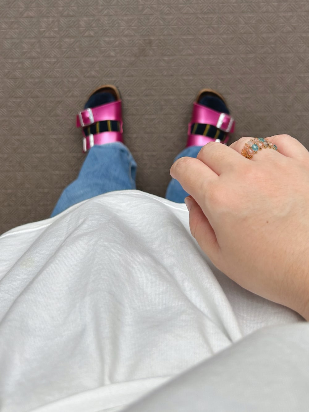 ホワイト系のTシャツ/カットソー、その他のパンツ、ピンク系のサンダルを着用したレディースの夏コーディネートの3枚目の写真