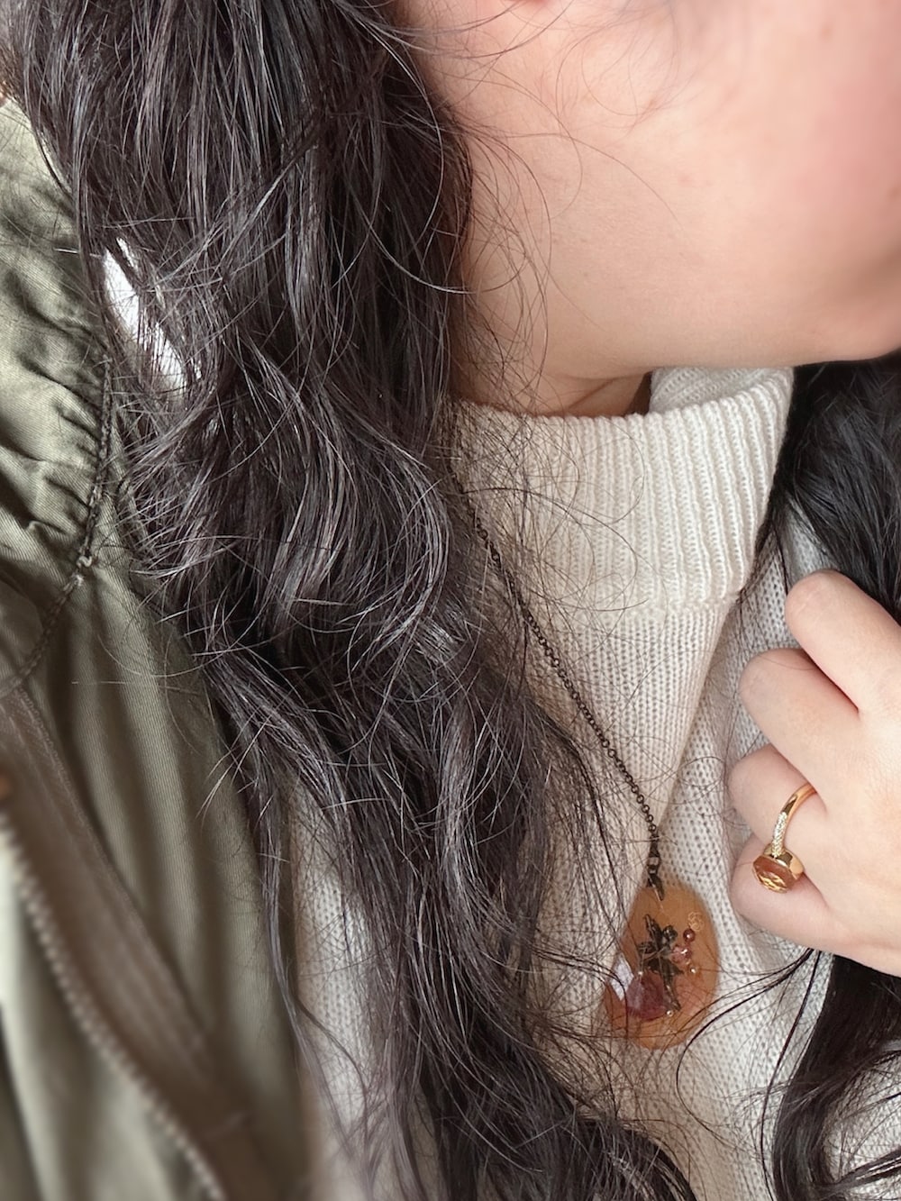 ピンク系のボストンバッグ、ブラウン系のスカート、ホワイト系のニット/セーターを着用したレディースの冬コーディネートの4枚目の写真