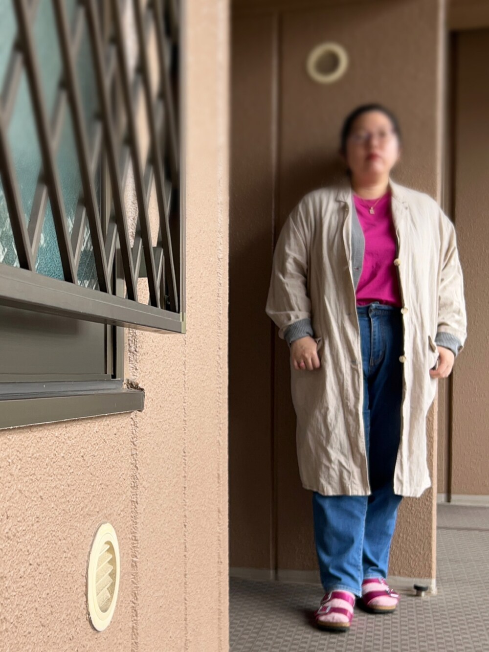 ピンク系のTシャツ/カットソー、ベージュ系のその他アウター、ベージュ系のジャケット/アウターを着用したレディースの秋コーディネートの2枚目の写真