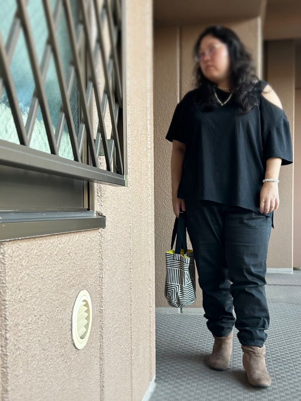 ブラック系のTシャツ/カットソー、その他のトートバッグ、ブラック系のその他パンツを着用したレディースの秋コーディネートの3枚目の写真