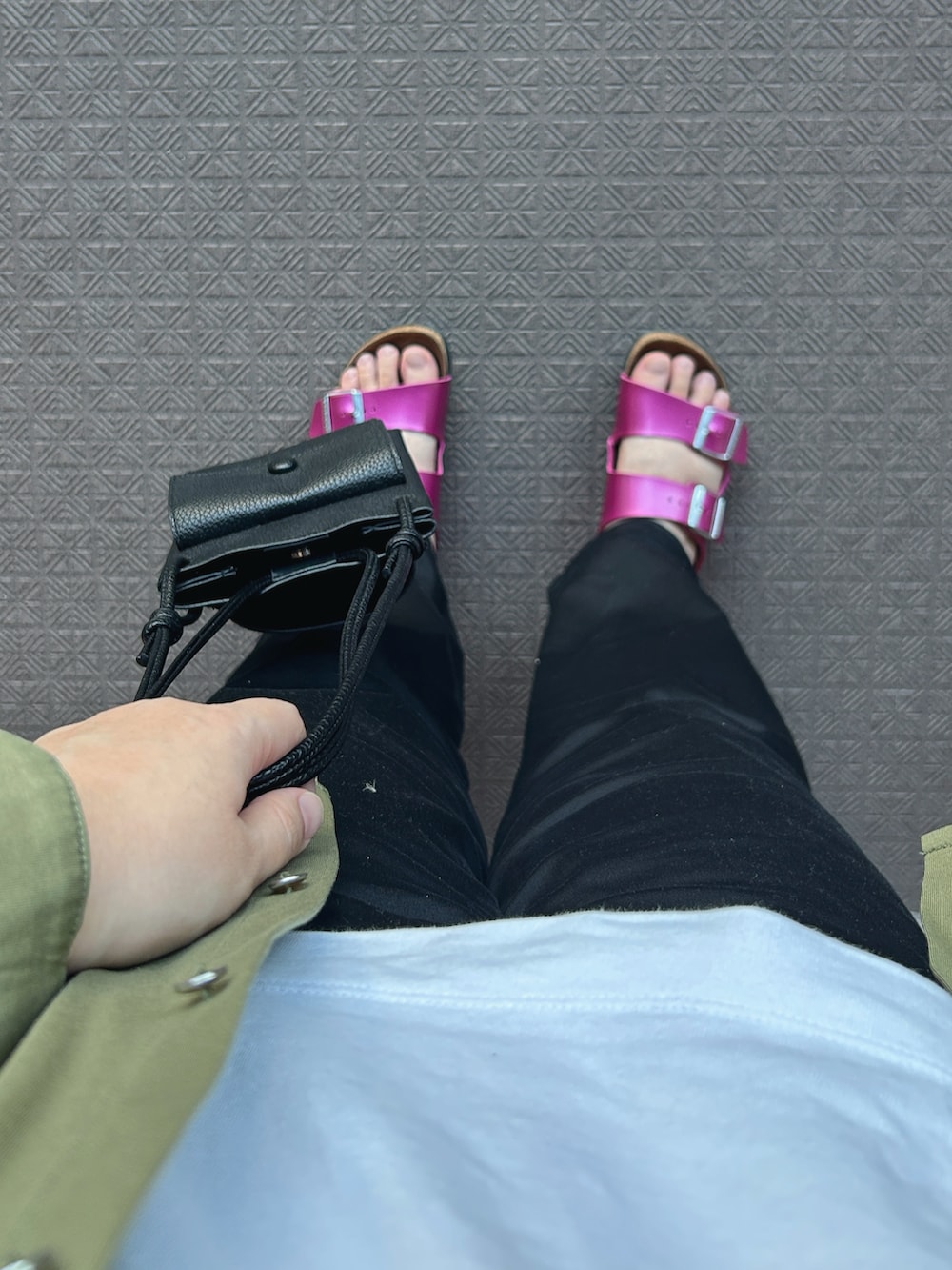 グリーン系のシャツ/ブラウス、ブラック系のその他パンツ、ピンク系のサンダルを着用したレディースの秋コーディネートの4枚目の写真