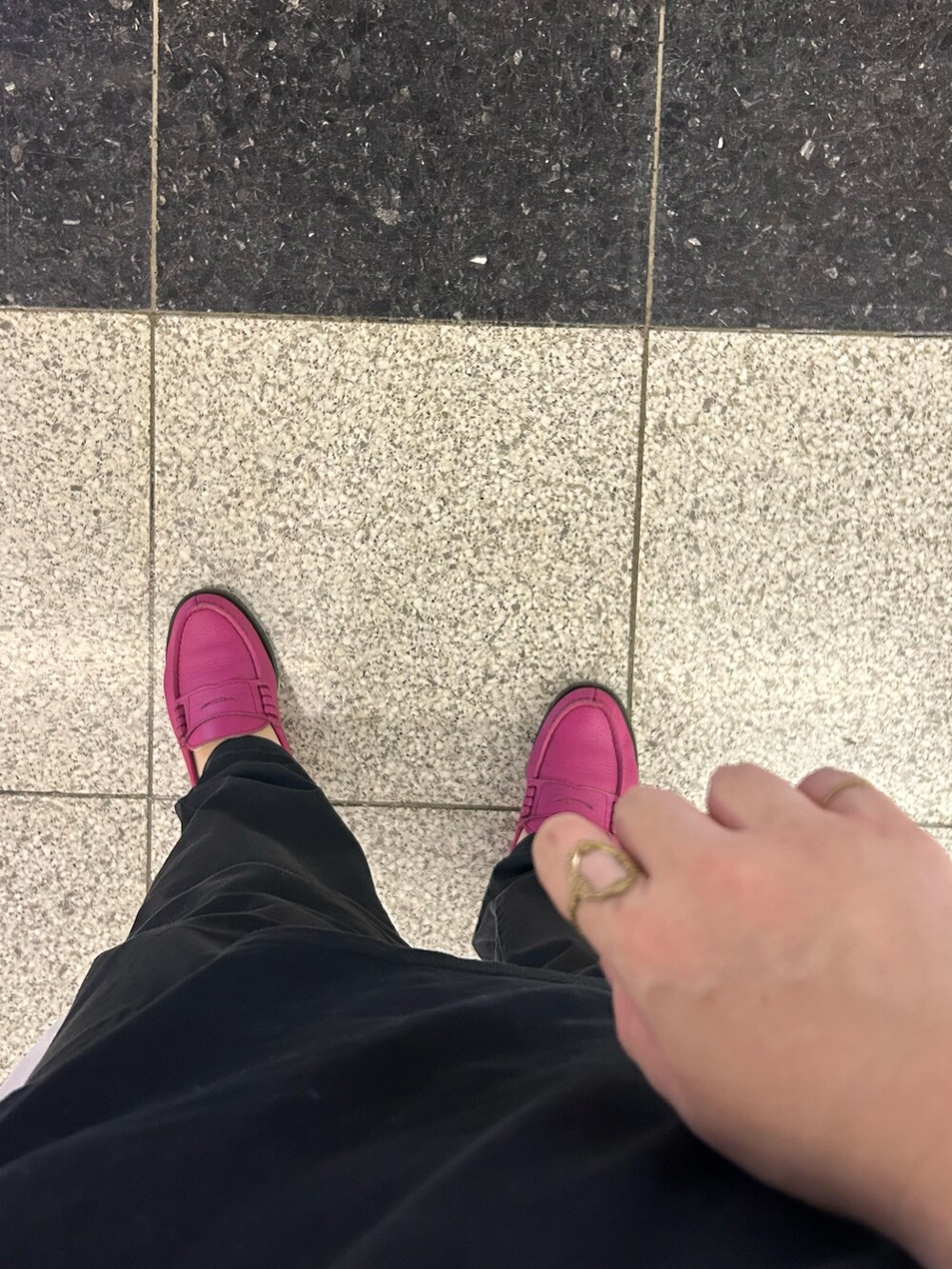 ホワイト系のカーディガン/ボレロ、ホワイト系のTシャツ/カットソー、ブラック系のその他パンツを着用したレディースの夏コーディネートの2枚目の写真