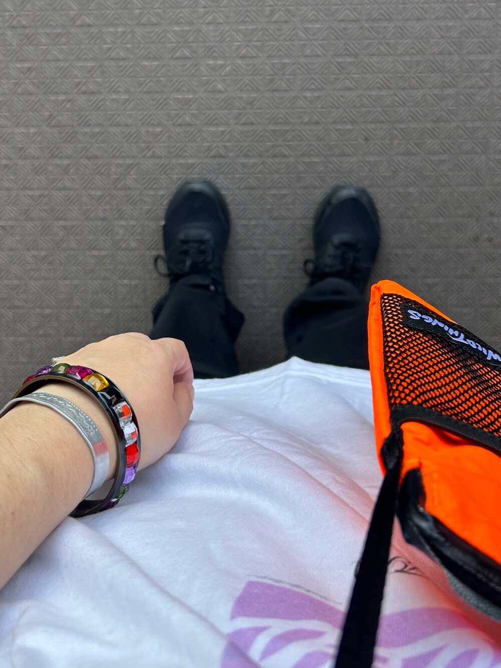 ホワイト系のTシャツ/カットソー、オレンジ系のショルダーバッグ、ブラック系のその他パンツを着用したレディースの夏コーディネートの3枚目の写真