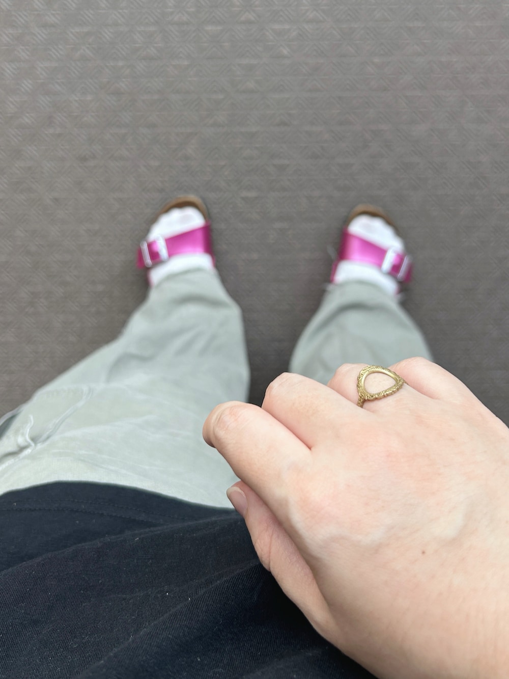 グリーン系のカーゴパンツ、ブラック系のTシャツ/カットソー、ピンク系のサンダルを着用したレディースの秋コーディネートの4枚目の写真