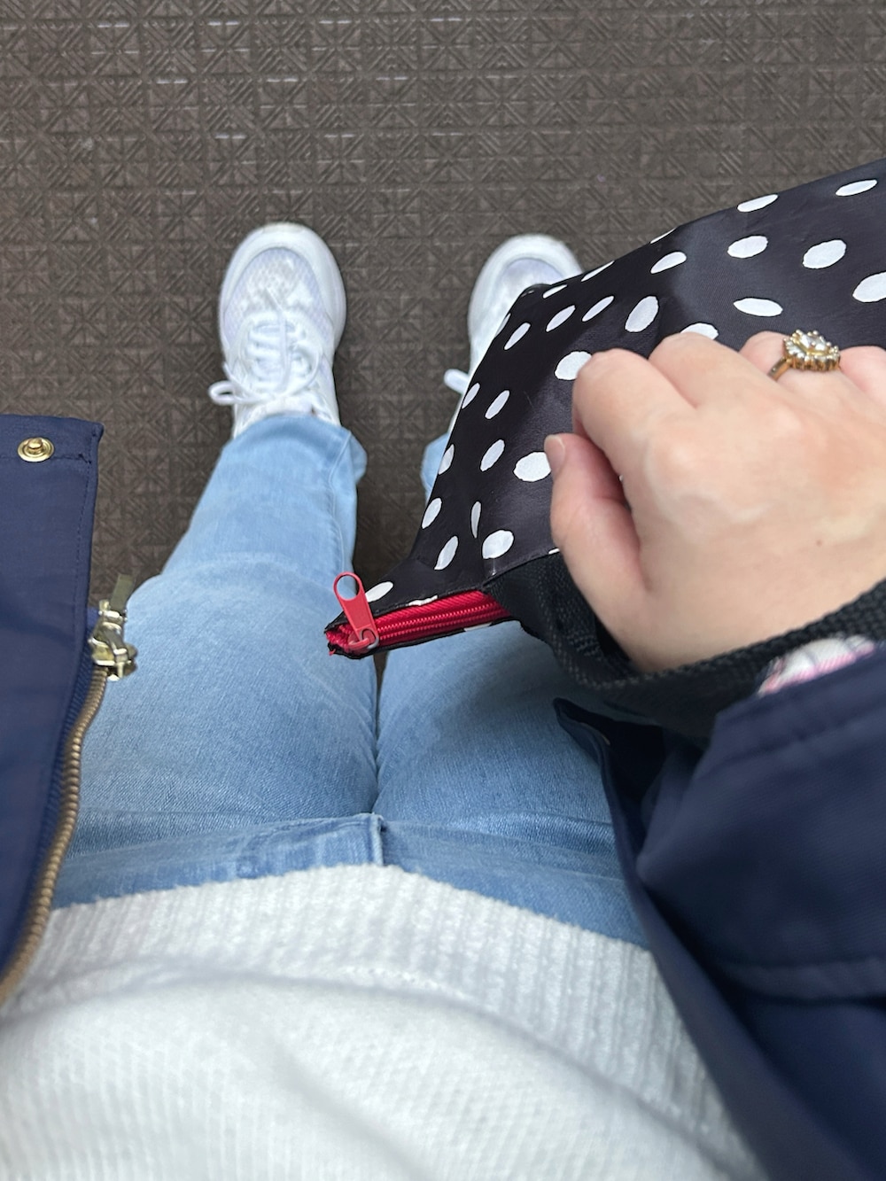 ホワイト系のニット/セーター、ブルー系のマウンテンパーカー、ブルー系のデニムパンツを着用したレディースの冬コーディネートの3枚目の写真