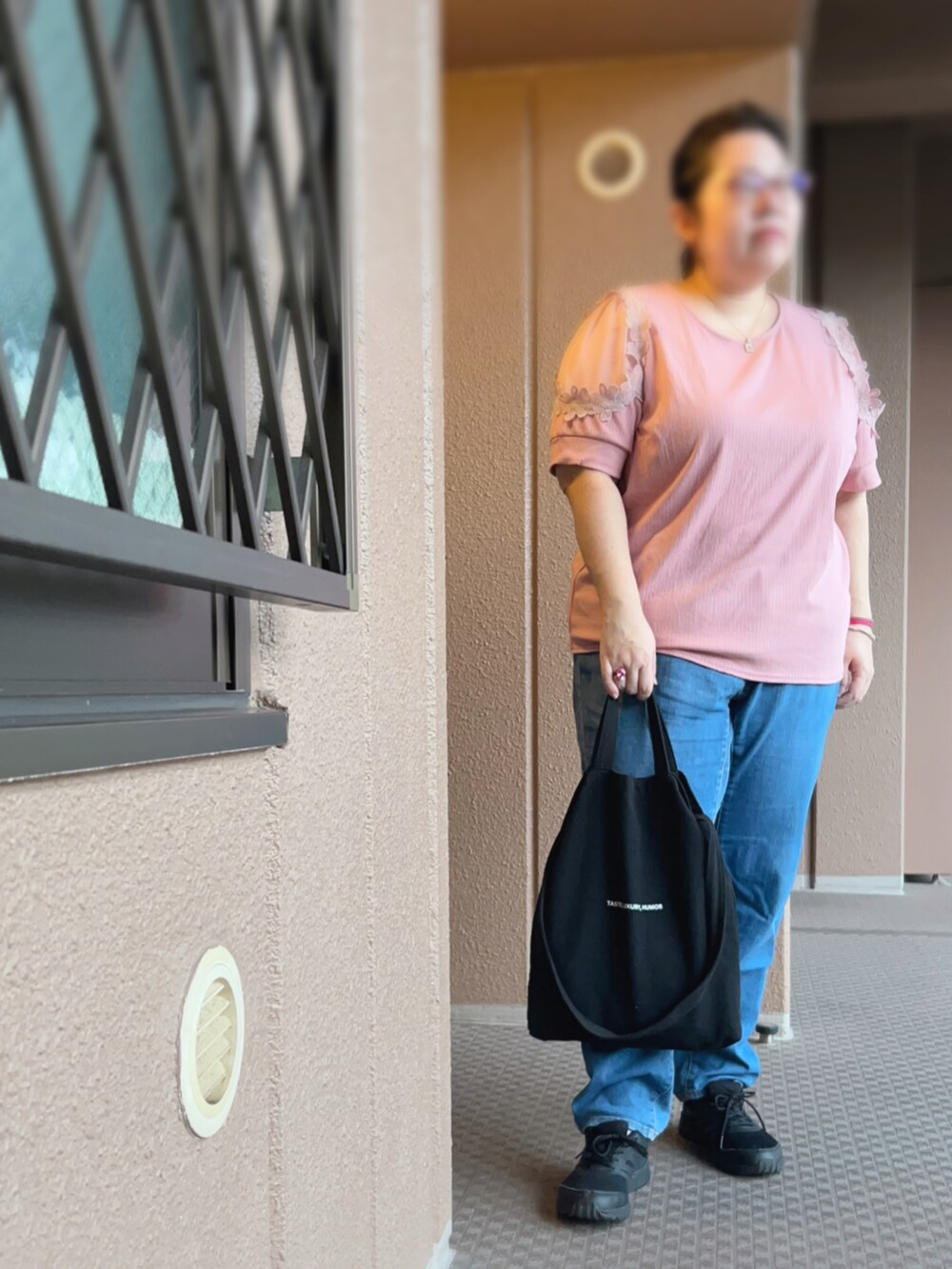 ピンク系のTシャツ/カットソー、ブラック系のトートバッグ、その他のパンツを着用したレディースの秋コーディネートの2枚目の写真