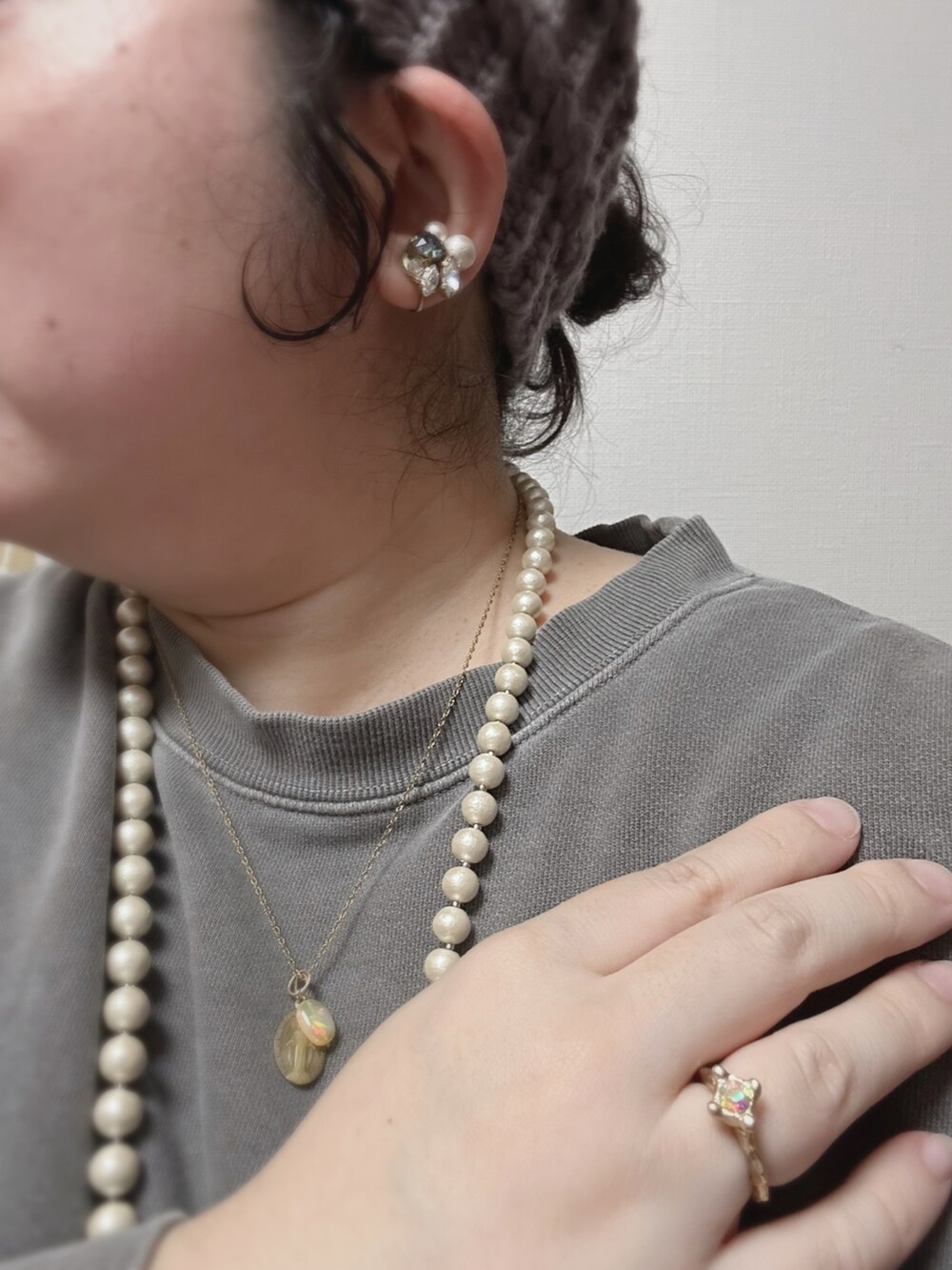 グレー系のスウェット、グリーン系のモッズコート、ブラウン系のスカートを着用したレディースの冬コーディネートの4枚目の写真